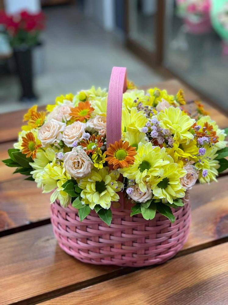 Цветочная композиция из Хризантемы и Розы в корзине в Захарово Раменского района