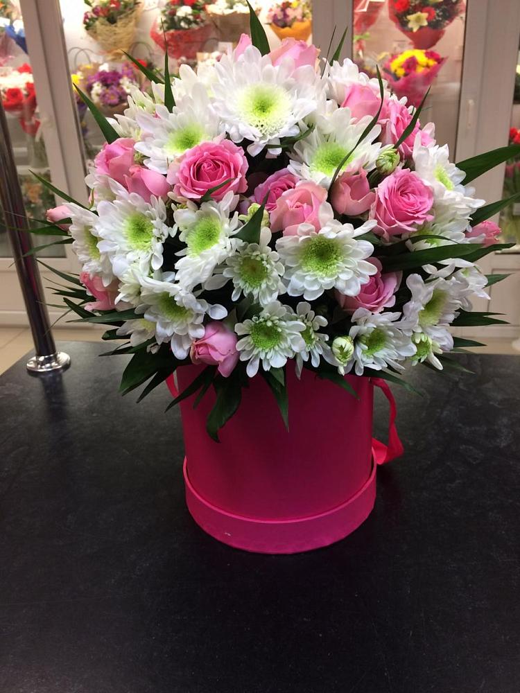 Цветочная композиция из Розы и Хризантемы в шляпной коробке в Захарово Раменского района