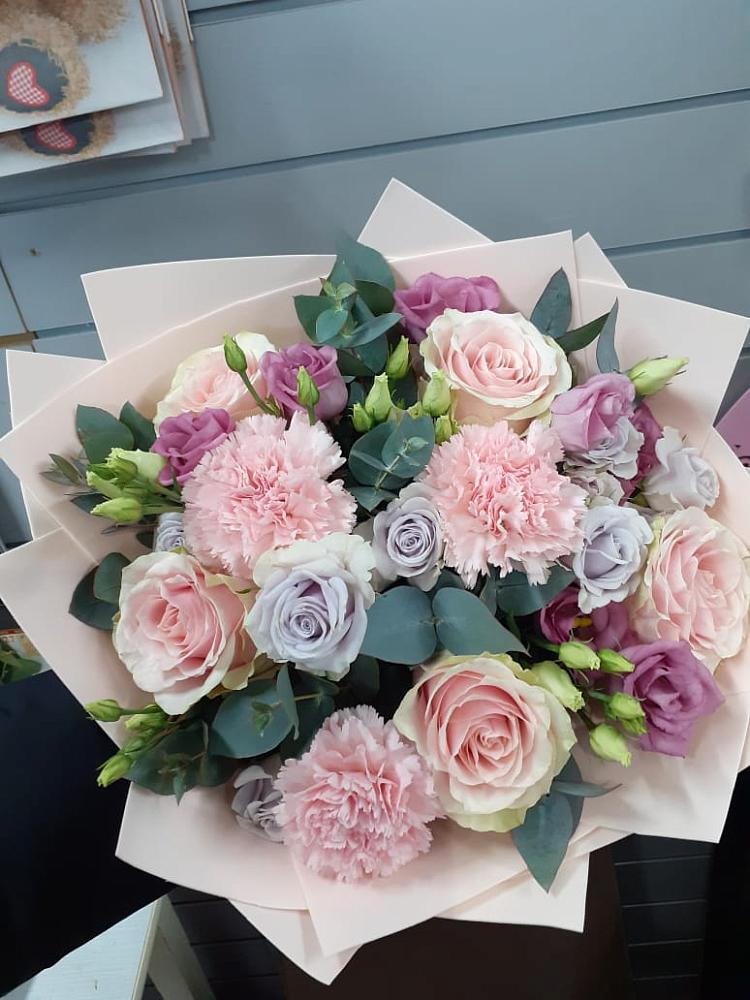 Букет цветов из: Розы, Гвоздики и Лизиантусы в Захарово Раменского района